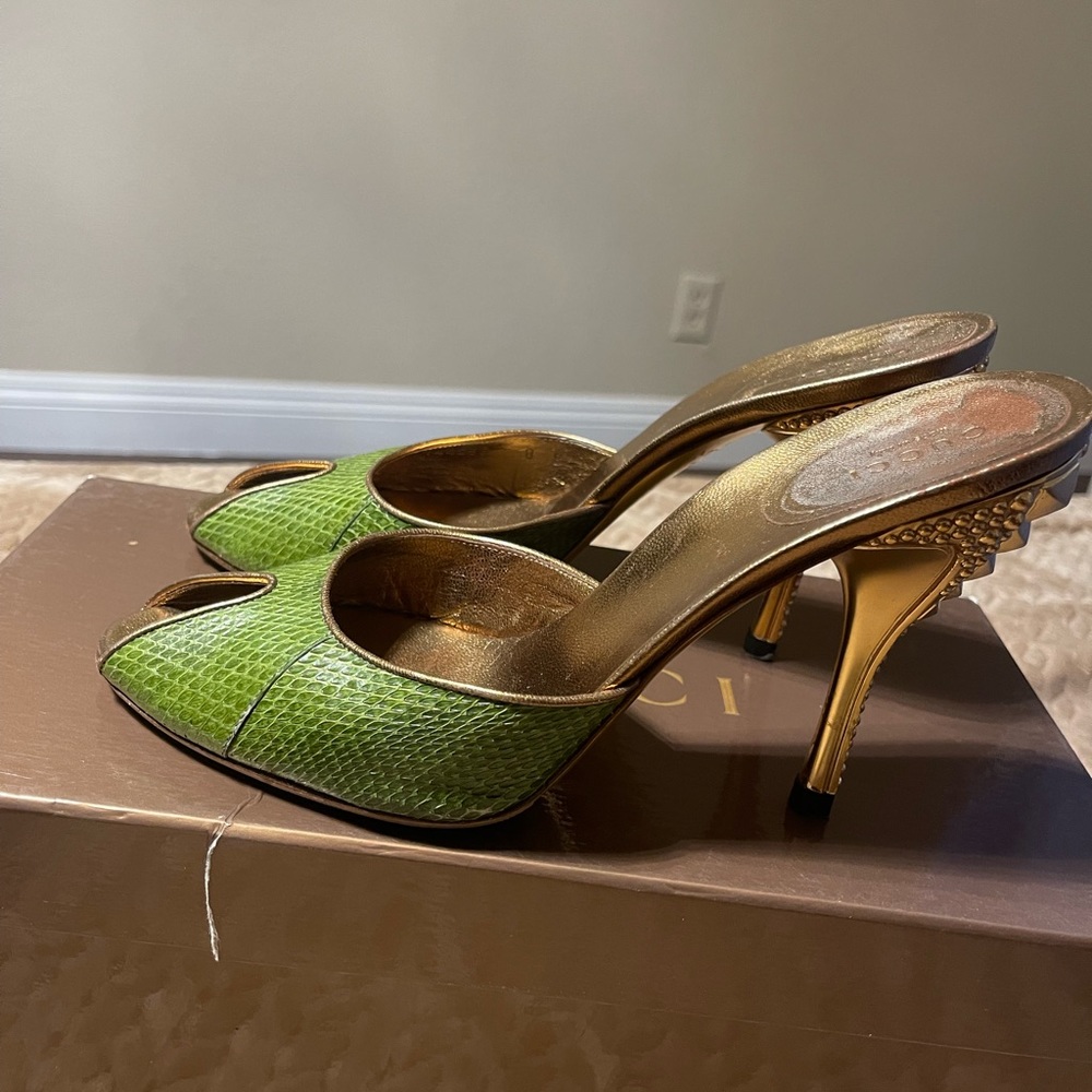 Gucci pumps gold and green combo